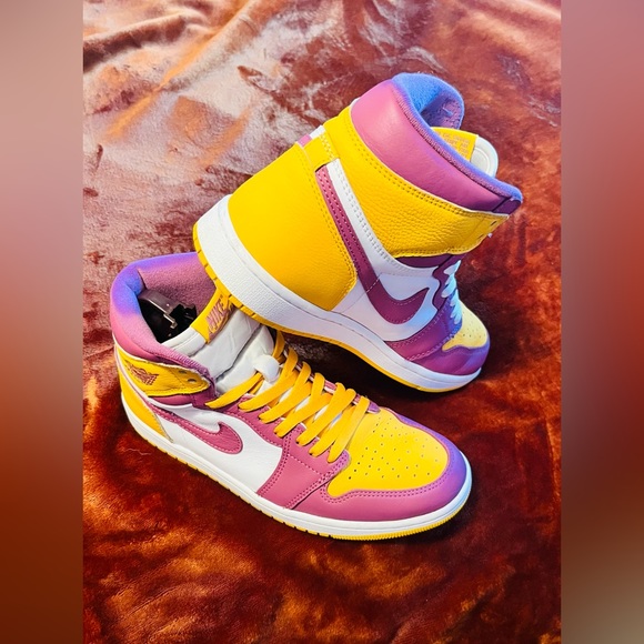 Air Jordan 1 Retro High OG Men's
Color: University Gold/Light Bordeaux/White - Picture 8 of 9